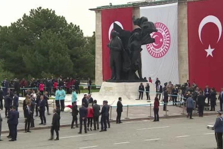 23 Nisan Törenleri TBMM Atatürk Anıtında Yapılan Törenle Başladı