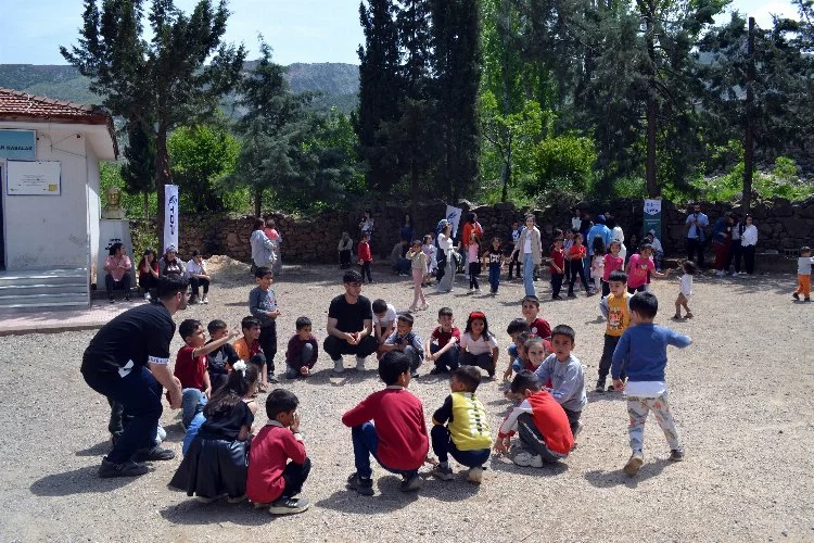  “23 Nisanı” Köy Okulundaki Çocuklarla Beraber Kutladılar