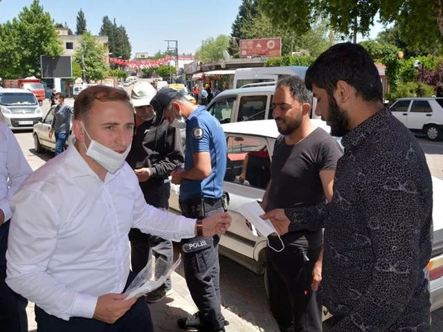 Araban Kaymakamı Mutlu vatandaşlara maske dağıttı