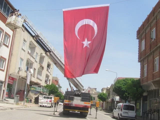 Araban, Türk bayraklarıyla süslendi