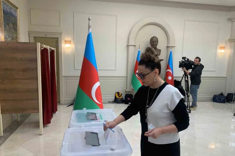Azerbaycanlılar Ülkelerindeki Seçim İçin Ankara’da Sandık Başına Gidiyor