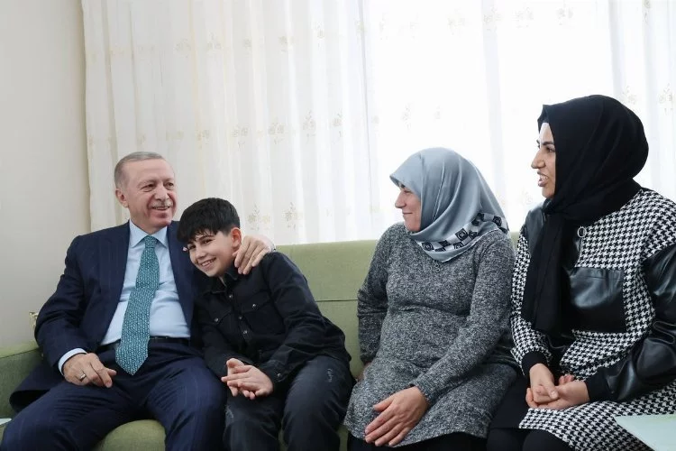 Cumhurbaşkanı Erdoğan’dan Depremzede Aileye Ziyaret