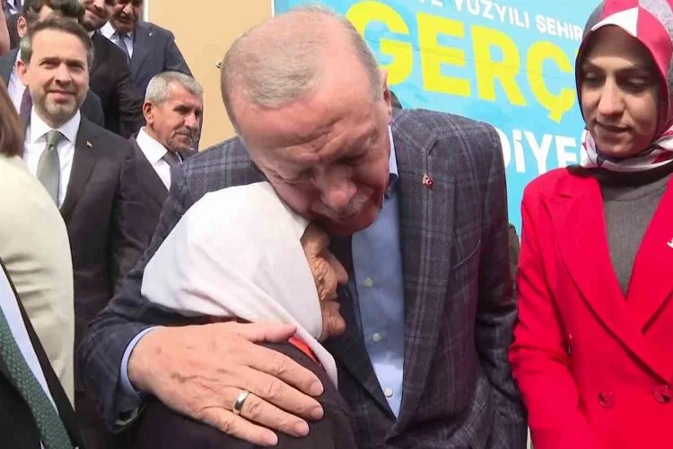 Cumhurbaşkanı Erdoğan, Miting Sonrası Yaşlı Teyze İle Sohbet Etti