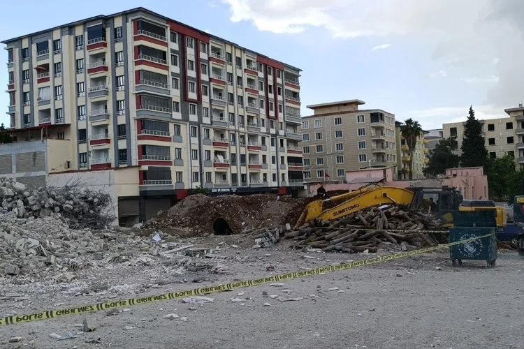 Depremde Ağır Hasar Alan Bina Yıkım Sırasında Çöktü