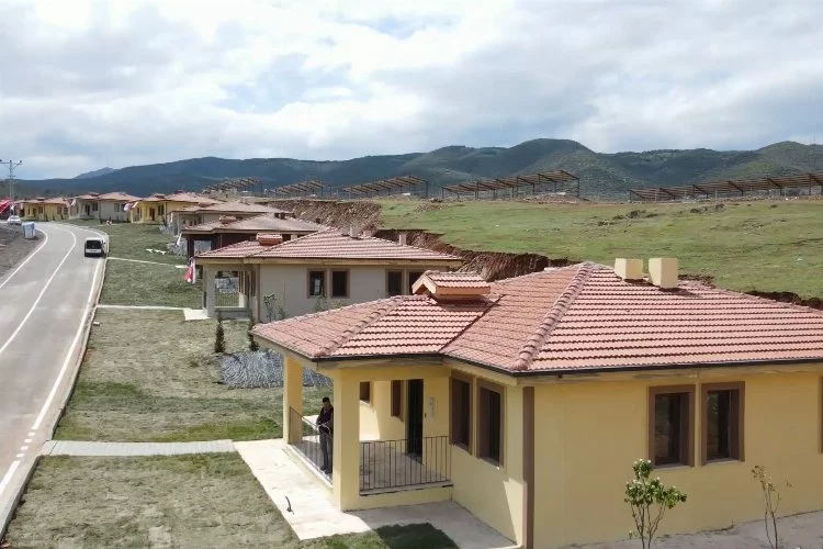76 gün sonra yapımı tamamlanan köy evlerinin teslimi yapıldı