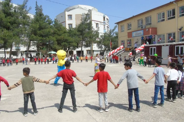 Depremzede Çocuklar 23 Nisan Kutlamasında Eğlendi