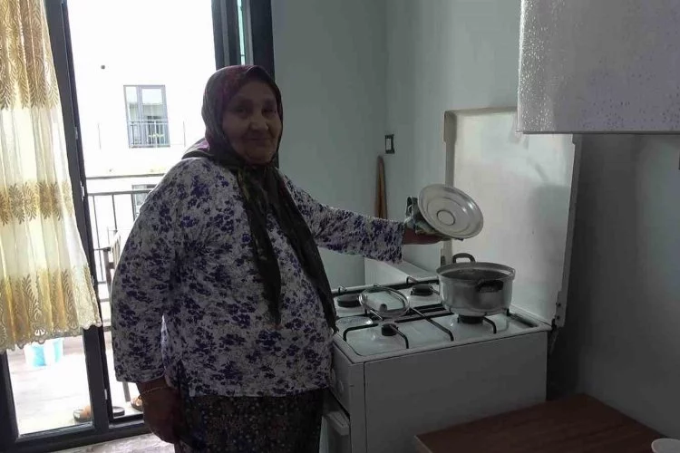 Depremzede Kadının Yeni Yuvasında İlk Yemeği Sarma Oldu