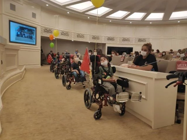 Engelli çocuklara tekerlekli sandalye