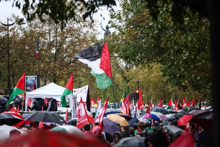 Fransa’da Filistin 60 binkişi sağanak yağışa rağmen yürüdü
