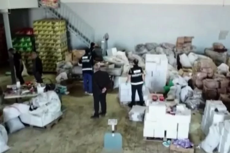 74 ton bozulmuş kaçak gıda ele geçirildi