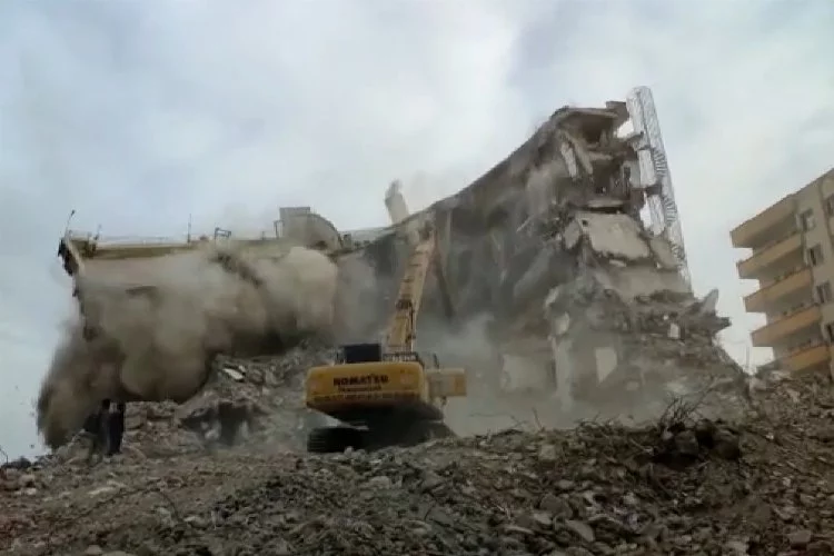 Gaziantep'te riskli binaların kontrollü yıkımı sürüyor