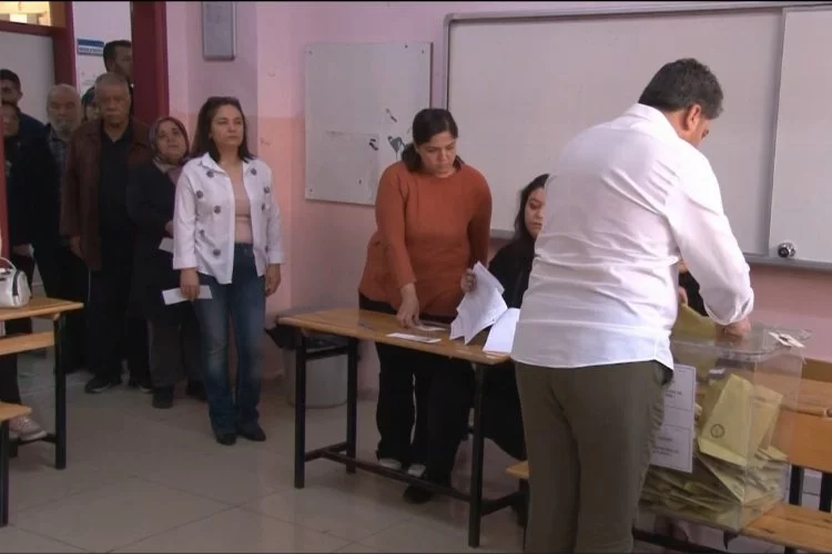 Gaziantepliler oy kullanmak için okullara akın etti