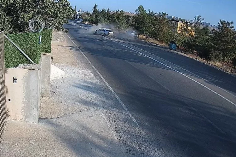İki aracın kafa kafaya çarpıştığı kaza kamerada