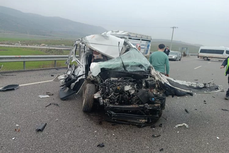 İki Hafif Ticari Aracın Çarpıştığı Kazada 3 Kişi Yaralandı