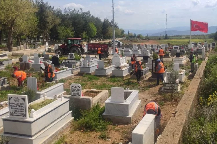 İslahiye Belediyesi Mezarlıkta Bayram Temizliği Yaptı
