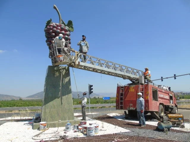 İslahiye'de üzüm anıtı boyandı