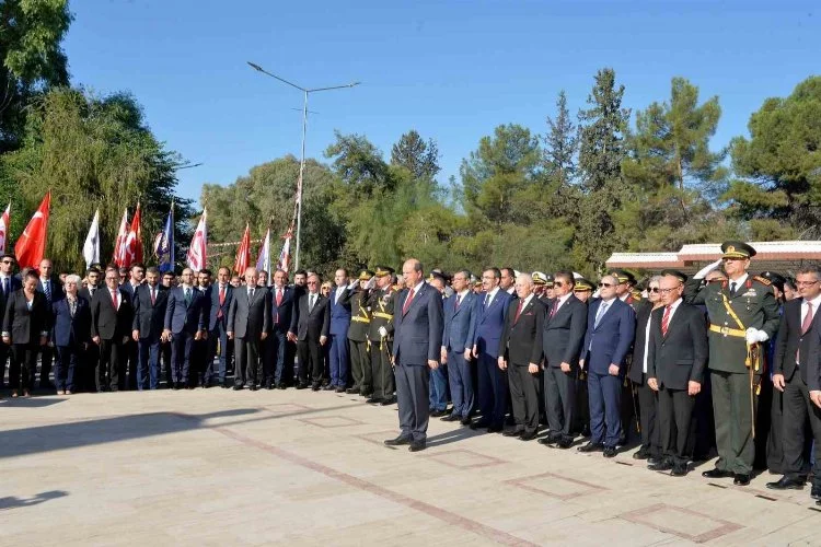 KKTC Cumhurbaşkanı Tatar Lefkoşa Atatürk Anıtı’na Çelenk Bıraktı