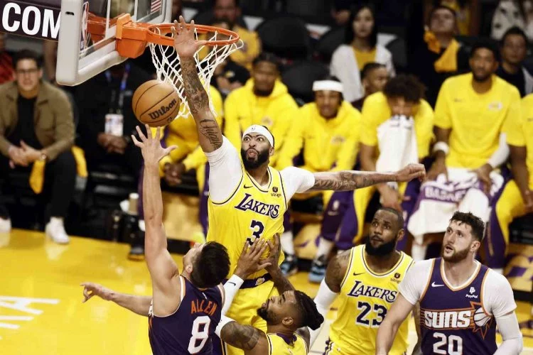 Lakers, Suns’ı yenerek ilk galibiyetini aldı