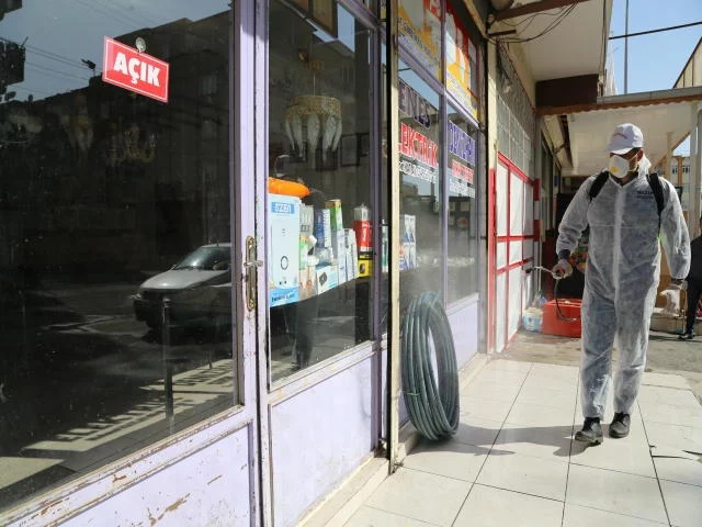 Nizip'te ev ve işyerleri dezenfekte ediliyor