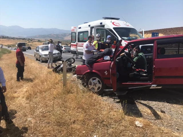 Otomobil ile motosiklet çarpıştı: 4 yaralı