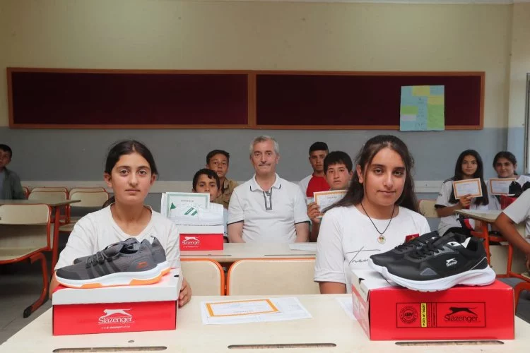 Öğrencilere 1 milyondan fazla spor ayakkabısı hediye