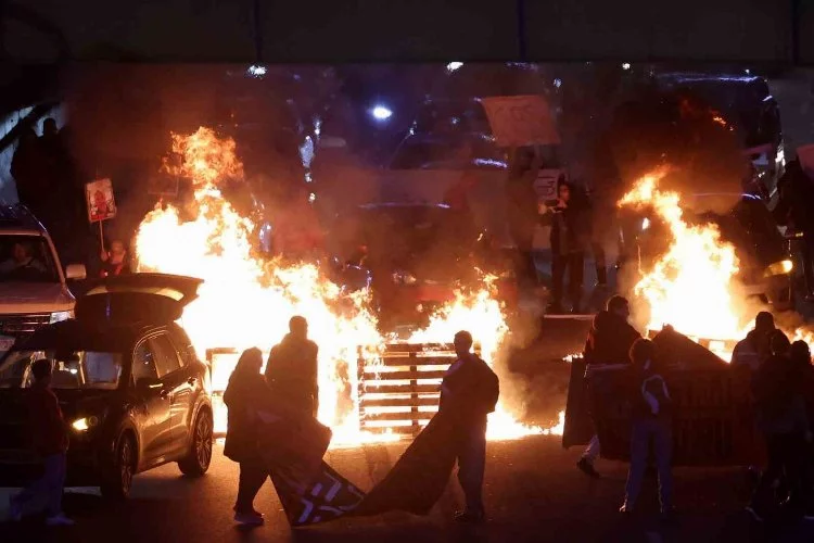 Tel Aviv’de Göstericiler Ateş Yakarak Otoyolu Kapattı