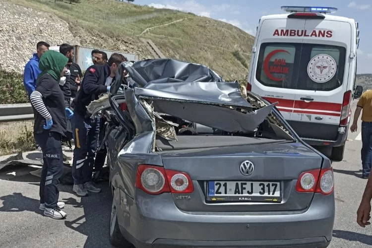 Tıra Arkadan Çarpan Otomobildeki 1 Kişi Öldü, 1 Kişi Yaralandı