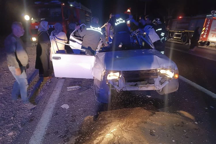 Traktör Römorkuna Çarpan Otomobildeki 3 Kişi Yaralandı