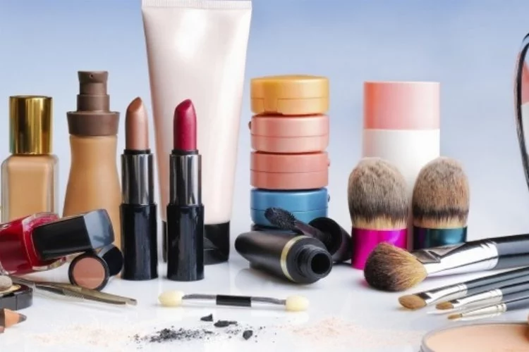 "Yoğun Kullanılan Kozmetik Ürünler, Akneye Neden Olabilir"